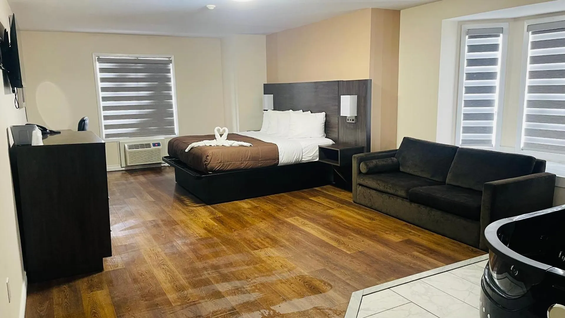Falls Lodge & Suites Niagara Falls Hotel