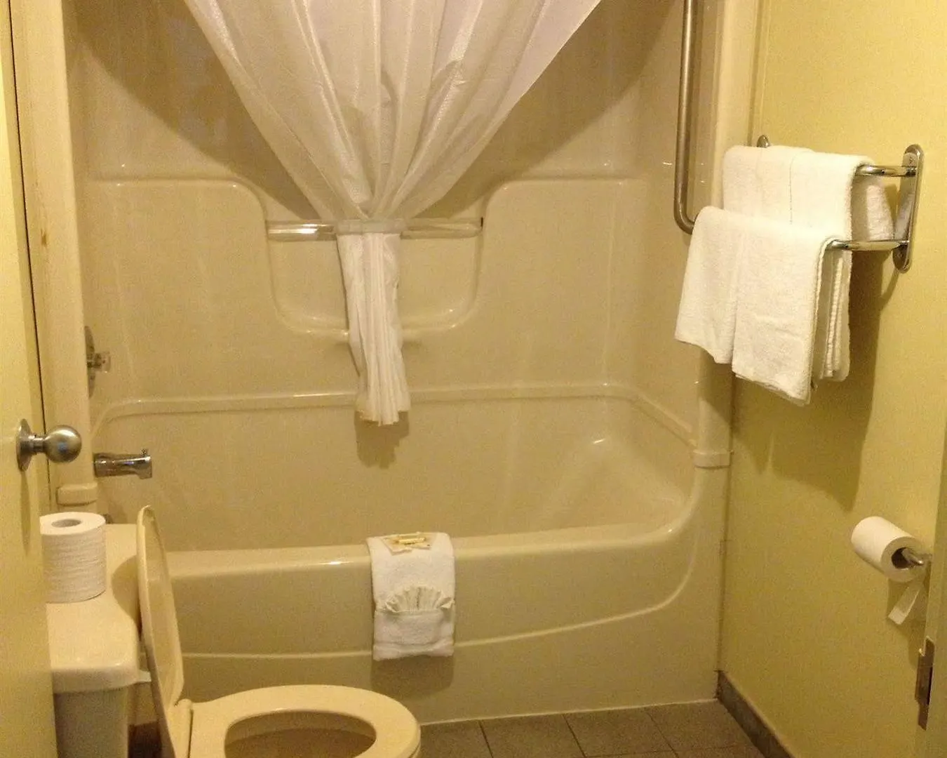 Falls Lodge & Suites Niagara Falls Hotel